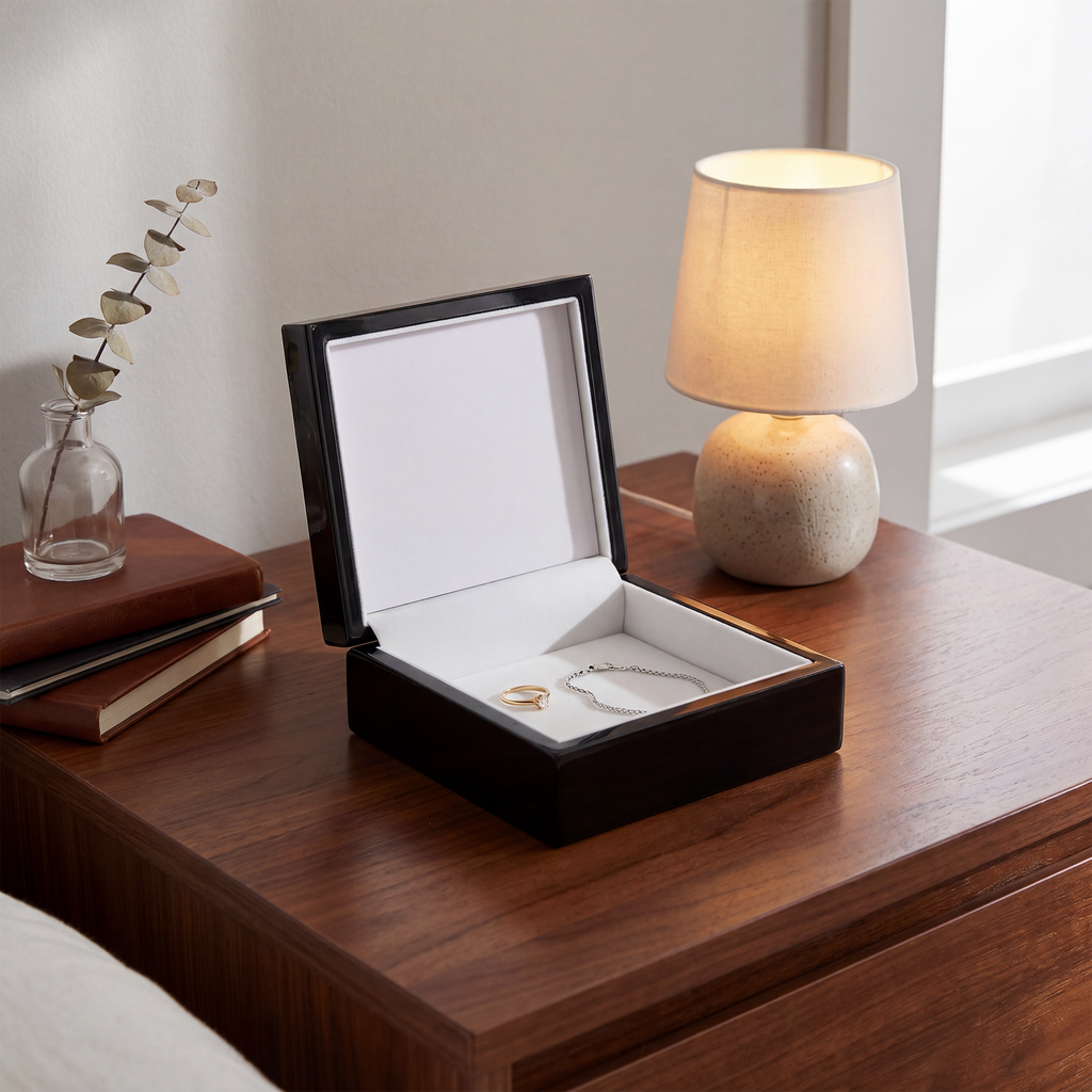 MOON_KEEPSAKE_BOX_Lifestyle02_Mockup.png_15758384